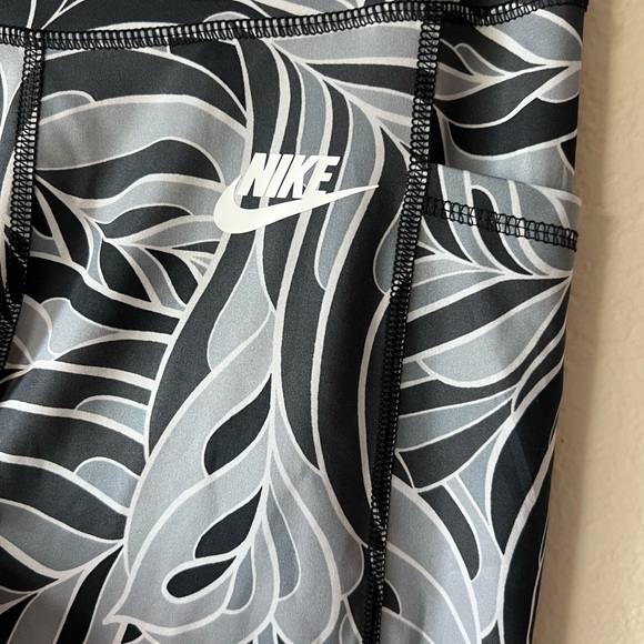 Nike - Picture 2 of 6